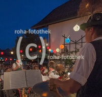 fileadmin/roha/images_galerie/orte_landschaft/Piding/Piding-Feste-Theater-usw/PID-LEU-BR-2048-02-D-roha-Piding-Leuchtbrunnenfest-Musikkapelle-Petersplatz.jpg