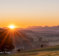 fileadmin/roha/images_galerie/stimmung-Sonne/Sonnenaufgang/SO-AU-SURT-0022-0658-01-D-roha-Sonnenaufgang-Surtal-Teisendorf-Oberteisendorf-Salzburg-Panorama-Stimmung.png