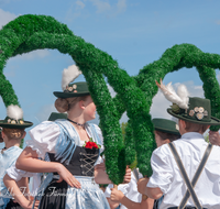 fileadmin/roha/images_galerie/brauchtum/Maibaum/Teisendorf/BR-MAIB-TEI-TANZ-2015-1519-02-D-M-roha-Brauchtum-Maibaum-Teisendorf-Kronen-Tanz-Tracht.png