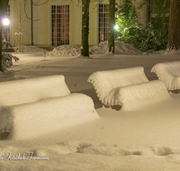 fileadmin/roha/images_galerie/orte_landschaft/Bad-Reich-Kurgarten-Beleuchtung/BAD-REI-KURGAR-WI-0013-D-roha-Bad-Reichenhall-Kurgarten-Schnee-Winter-Bank.png