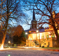 fileadmin/roha/images_galerie/orte_landschaft/Bad-Reich-Kurgarten-Beleuchtung/BAD-REI-KURGAR-WI-0017-02-D-roha-Bad-Reichenhall-Kurgarten-Kurhaus-Winter-Nacht.png