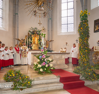 fileadmin/roha/images_galerie/brauchtum/Kraeuterbuschen/BR-KRAEUT-ANG-0023-D-roha-Brauchtum-Kirche-Kraeuter-Saeule-Anger-Kirche-Weihe.png