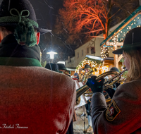 fileadmin/roha/images_galerie/orte_landschaft/Freilassing/FREIL-FUSSG-WEIH-0020-1725-2-D-roha-Freilassing-Fussgaengerzone-Christkindlmarkt-Weihnachten.png