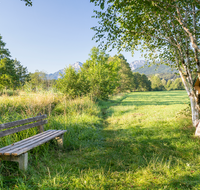 fileadmin/roha/Interessantes-in-Kurzform/ab-5-2022/KKKM-TEIS-KARLS-0111-D-roha-Wegkreuz-Teisendorf-Karlsbach-Bank.png