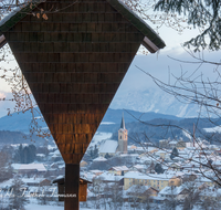 fileadmin/roha/images_galerie/kirche_religion/Teisendorf/KKKM-TEIS-SCHELM-WI-0002-D-PS-roha-Wegkreuz-Teisendorf-Schelmberg-Schoedling-Schnee-Winter-Panorama-Untersberg.png