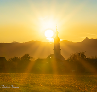 fileadmin/roha/images_galerie/orte_landschaft/Saaldorf/SAAL-SON-AU-0002-0752-02-D-roha-Saaldorf-Sonnenaufgang-Kirche-St-Martin.png