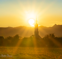 fileadmin/roha/images_galerie/orte_landschaft/Saaldorf/SAAL-SON-AU-0002-0752-02-D-roha-Saaldorf-Sonnenaufgang-Kirche-St-Martin.png