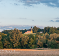 fileadmin/roha/images_galerie/orte_landschaft/Waging/WAG-MUEHLB-0015-2-D-roha-Waging-Maria-Muehlberg-Kirche-Getreide-Weizen.png