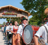 fileadmin/roha/images_galerie/orte_landschaft/Anger/Anger-Trachten-Musik-Fest/BR-FEST-ANG-MUS-TRACH-2018-08-19-1148-04-D-roha-Brauchtum-Fest-Anger-Trachtenverein-Musikkapelle-Festzug.png