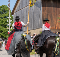 fileadmin/roha/images_galerie/brauchtum/Leonhardiritt/Holzhausen_01/Holzhausen-Ritt-2023/BR-PFRI-HOLZ-2023-1033-0-01-D-roha-Brauchtum-Leonhardiritt-Holzhausen-Teisendorf..png