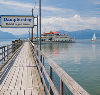 fileadmin/roha/images_galerie/orte_landschaft/Chiemsee/CHIE-SCHIFF-0033-D-roha-Chiemsee-Schiff-Fahrt-Schifffahrt-Seebruck-Anlegesteg.png