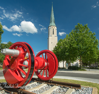 fileadmin/roha/images_galerie/orte_landschaft/Freilassing/FREIL-KREISV-EISB-0007-D-roha-Freilassing-Eisenbahn-Lok-Treib-Achse-Rupertuskirche-Muenchener-Strasse.png