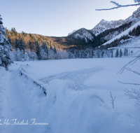 fileadmin/roha/images_galerie/orte_landschaft/Inzell/INZ-FRILL-WI-0008-D-roha-Inzell-Frillensee-Winter-Eis-Schnee-Weg.png