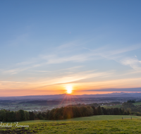 fileadmin/roha/images_galerie/stimmung-Sonne/Sonnenaufgang/SO-AU-TEI-GIERST-2020-05-0553-D-roha-Sonnenaufgang-Teisendorf-Gierstling.png