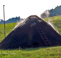 fileadmin/roha/images_galerie/orte_landschaft/Teisendorf/Neukirchen/TEI-NEUK-KOEHL-0006-D-roha-Neukirchen-Kohlenmeiler-Brauchtum.png