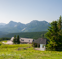 fileadmin/roha/images_galerie/orte_landschaft/Stoisser-Alm/TEI-STO-0017-D-roha-Teisendorf-Anger-Stoisseralm-Hochstaufen-Zwiesel-Kapelle.png