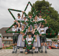 fileadmin/roha/images_galerie/brauchtum/Tracht/Trachtenverein_Anger/AN-DORFF-0001-1530-02-D-roha-Anger-Dorffest-Tracht-Tanz-Dirndl-Sterntanz-Dorfplatz.png