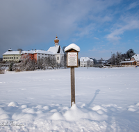 fileadmin/roha/images_galerie/orte_landschaft/Anger/Hoeglwoerth/AN-HOE-WIN-0057-02-D-roha-Anger-Hoeglwoerth-Winter-See-Kloster-Schnee.png