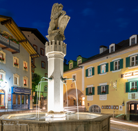 fileadmin/roha/images_galerie/orte_landschaft/Berchtesgaden/Markt-Berchtesgaden/BGD-MARKT-0016-02-D-roha-Berchtesgaden-Markt-Fassade-Brunnen-Loewe-Nacht.png