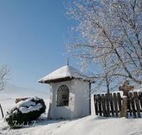 fileadmin/roha/images_galerie/kirche_religion/Teisendorf/Freidling-Berg-Stoisseralm/KKKM-TEIS-BERG-FR-0051-D-roha-Kapelle-Suehnekreuz-Totenbretter-Teisendorf-Freidling-Winter-Schnee.png