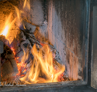 fileadmin/roha/images_galerie/dies_das/LANDA-FEU-0008-D-roha-Landart-Feuer-Kachelofen-Brennholz-Scheiter-Glut.png