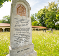 fileadmin/roha/images_galerie/orte_landschaft/Laufen/Klosterfriedhof/LAUF-KAPUZ-KI-0026-02-D-roha-Laufen-Kapuzinerkloster-Friedhof-Blumenwiese.png