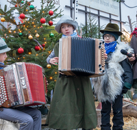 fileadmin/roha/images_galerie/orte_landschaft/Piding/Piding-Feste-Theater-usw/PID-PET-PL-CHRI-0001-1611-D-roha-Piding-Petersplatz-Christkindlmarkt.png