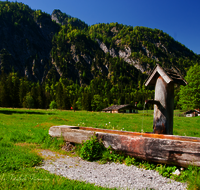 fileadmin/roha/images_galerie/orte_landschaft/Ruhpolding/RUH-LOED-0005-01-D-roha-Ruhpolding-Loedensee-Brunnen-Wasser-Alm.png