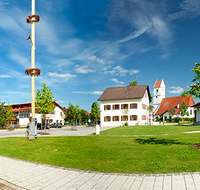 fileadmin/roha/images_galerie/orte_landschaft/Saaldorf/SAAL-SURH-DORFPL-PAN-0002-D-roha-Saaldorf-Surheim-Dorfplatz-Kirche-Pavillon.png