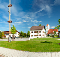 fileadmin/roha/images_galerie/orte_landschaft/Saaldorf/SAAL-SURH-DORFPL-PAN-0002-D-roha-Saaldorf-Surheim-Dorfplatz-Kirche-Pavillon.png