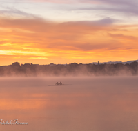 fileadmin/roha/images_galerie/orte_landschaft/Waging/SON-AU-WAGI-0031-0641-02-D-roha-Sonnenaufgang-Waginger-See-Ruderboot.png