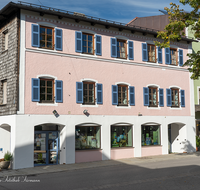 fileadmin/roha/images_galerie/orte_landschaft/Teisendorf/Teisendorf-Markt/TEI-MA-0058-01-D-roha-Teisendorf-Marktstrasse-Fassade.png