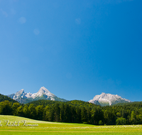 fileadmin/roha/images_galerie/orte_landschaft/Berchtesgaden/Watzmann/BGD-WATZ-HOCHK-0002-D-roha-Berchtesgaden-Watzmann-Hochkalter-Fruehling-Aschauer-Weiher-Blumenwiese.png