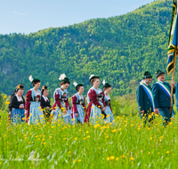 fileadmin/roha/images_galerie/brauchtum/Tracht/Trachtenwallfahrt_Raiten/BR-TRACH-WALL-RAI-0015-D-roha-Tracht-Trachtenwallfahrt-Raiten-Chiemgau-Alpenverband-Blumenwiese.png