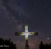 fileadmin/roha/images_galerie/kirche_religion/Berchtesgaden/LANDS-HIM-NA-STE-RO-2255-D-roha-Landschaft-Himmel-Nacht-Sterne-Kreuz-Rossfeld.png