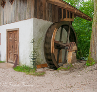 fileadmin/roha/images_galerie/orte_landschaft/Ainring/Theater/AINR-THEAT-0000-001-D-roha-Ainring-Theater-Dorfpark-Grenzland-Buehne.png