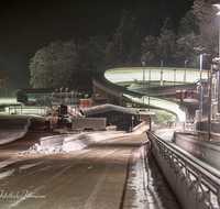 fileadmin/roha/images_galerie/orte_landschaft/Berchtesgaden/Koenigssee/BGD-KOE-BOB-0005-D-roha-Berchtesgaden-Koenigssee-Bobbahn-Nacht-Winter-Flutlicht.png