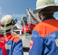 fileadmin/roha/images_galerie/Feuerwehr-Florianijuenger/FFW-TEI-DREHL-0036-D-roha-Feuerwehr-Teisendorf-Freilassing-Drehleiter-blauer-Himmel_Kopie.jpg