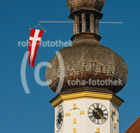 fileadmin/roha/images_galerie/orte_landschaft/Grassau/GRAS-ROTT-0004-D-roha-Grassau-Rottau-Kirche-Zwiebelturm-Kirchweih-Fahne-Kirchturm-Uhr.jpg