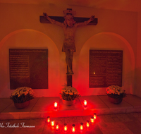 fileadmin/roha/images_galerie/kirche_religion/Teisendorf/KKKM-TEIS-FRIEDH-0010-D-roha-Kirche-Friedhof-Teisendorf-Grab-Allerheiligen-Brauchtum-Gruft.png