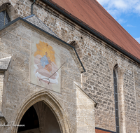 fileadmin/roha/images_galerie/orte_landschaft/Laufen/LAUF-STIFTSK-0008-02-D-roha-Laufen-Stiftskirche-Sonnenuhr-Fassade.png