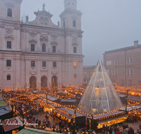 fileadmin/roha/images_galerie/brauchtum/Weihnachten/Christkindlmarkt-Salzburg/SA-CHRISTK-0021-D-roha-Salzburg-Christkindlmarkt-Domplatz-Dom-Buden-Christbaum.png