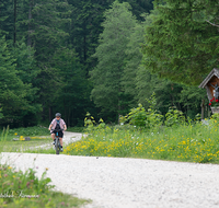 fileadmin/roha/images_galerie/Freizeit-Sport/E-Bike/SPO-E-BIKE-ANG-KOHLH-2017-1604-01-D-roha-Sport-E-Bike-Anger-Kohlhaeusl-Wegkreuz.png