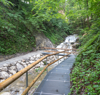 fileadmin/roha/images_galerie/wege/WEGE-TEIS-VERS-WAS-FA-0059-D-roha-Weg-Teisendorf-Verschoenerungsweg-Wald-Wasserfall.png