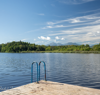 fileadmin/roha/images_galerie/orte_landschaft/Abtsdorf-Abtsdorfer-See/ABTS-SEE-BADE-0006-01-D-roha-Abtsdorfer-See-Steg-Hochstaufen-Zwiesel.png