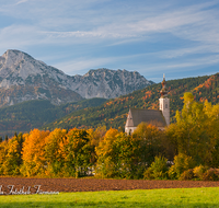 fileadmin/roha/images_galerie/orte_landschaft/Anger/Anger/AN-0030-D-roha-Anger-Hochstaufen-Herbst-Kirche.png