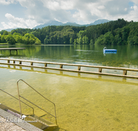 fileadmin/roha/images_galerie/orte_landschaft/Anger/Hoeglwoerth/AN-HOE-BAD-0005-D-roha-Anger-Hoeglwoerth-Schwimmbad-See-Steg-Hochstaufen-Zwiesel.png