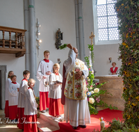 fileadmin/roha/images_galerie/brauchtum/Kraeuterbuschen/BR-KRAEUT-ANG-0030-D-roha-Brauchtum-Kirche-Kraeuter-Saeule-Anger-Kirche-Weihe.png