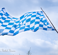 fileadmin/roha/images_galerie/dies_das/LANDA-FAHNE-BAY-0001-D-roha-Fahne-Bayern-Flagge-Weiss-blau-Himmel.png