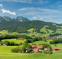 fileadmin/roha/images_galerie/orte_landschaft/Anger/Anger/Anger-Landschaft/LANDS-ANG-AUF-PID-0002-P-D-roha-Landschaft-Anger-Aufham-Piding-Lattengebirge-Hochstaufen-Zwiesel-Teisenberg.png